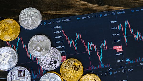 2024's Crypto Kings: 7 Coins That Will Dominate the Market